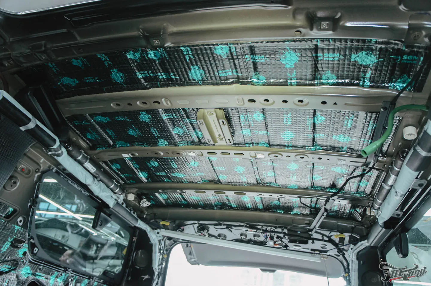 Проделали большую работу над Cadillac Escalade, часть 1: комплексная шумоизоляция салона, установка подогрева сидений, установка цветных ремней безопасности с индивидуальным дизайном